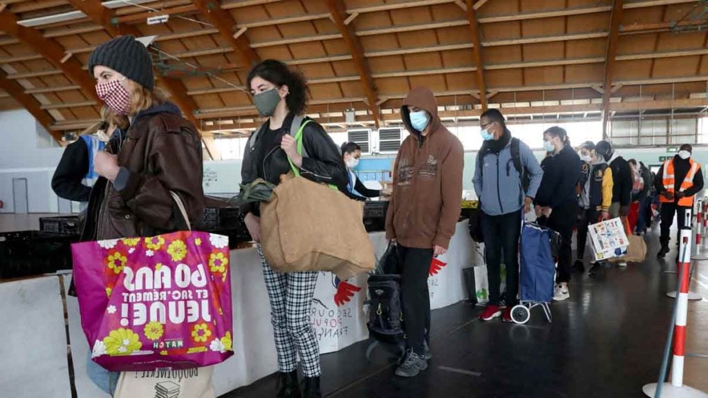 « Hier, il y avait 2 h 30 de queue »  des centaines de personnes accourent chercher des vêtements gratuits dans cette friperie solidaire