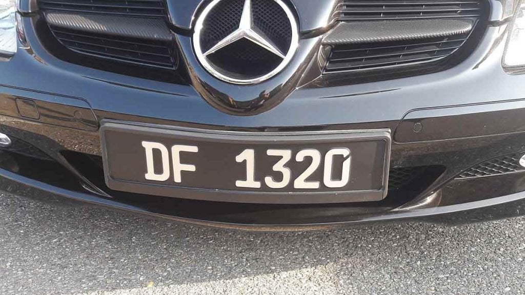 Voici à quoi correspond cette plaque noire « DF » que l’on aperçoit en France en 2026